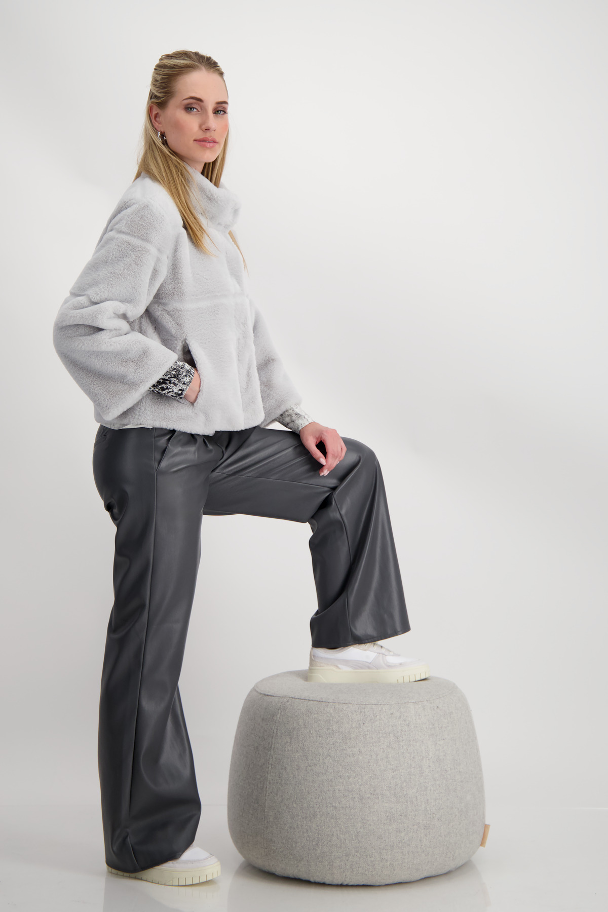 MONARI Flauschige Damen-Jacke mit Stehkragen