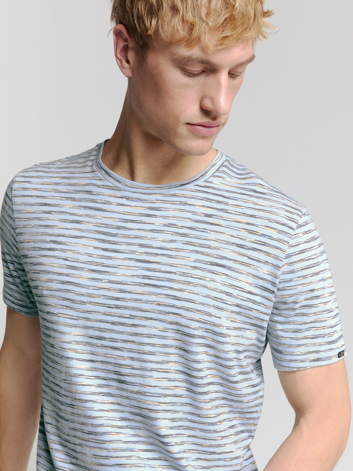 NO EXCESS Herren T-Shirt – Hellblaue Melange-Streifen | 100% Baumwolle