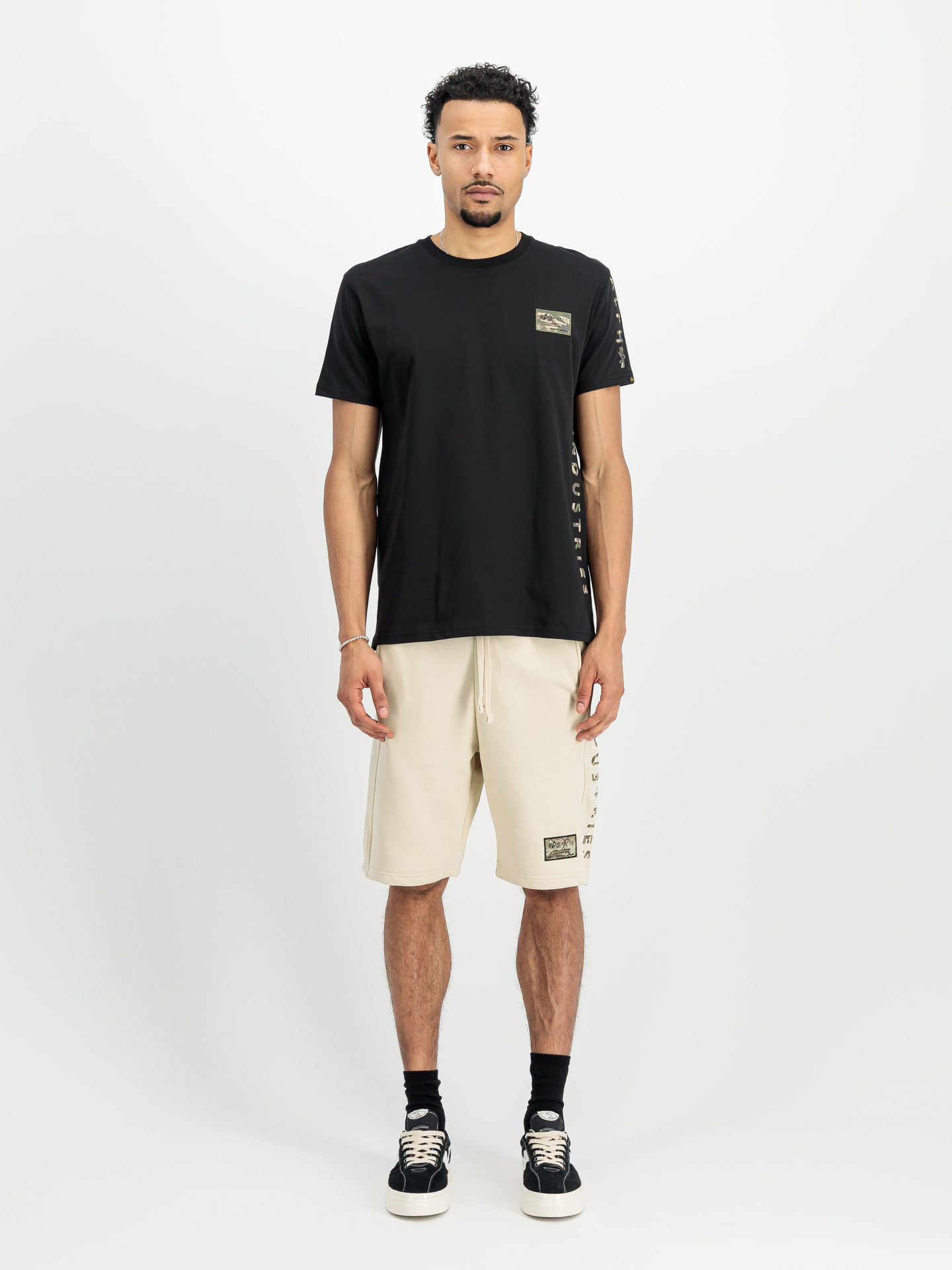 ALPHA INDUSTRIES Herren T-Shirt Camo Sleeve T – black, Baumwolle, Camo-Print seitlich