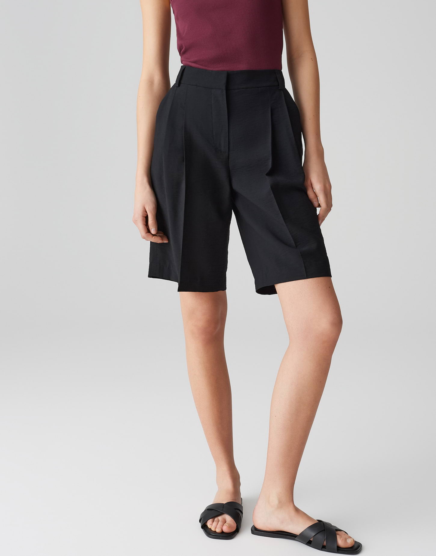 OPUS Damen Bermuda Maiga schwarz mit Bundfalten & weitem Bein