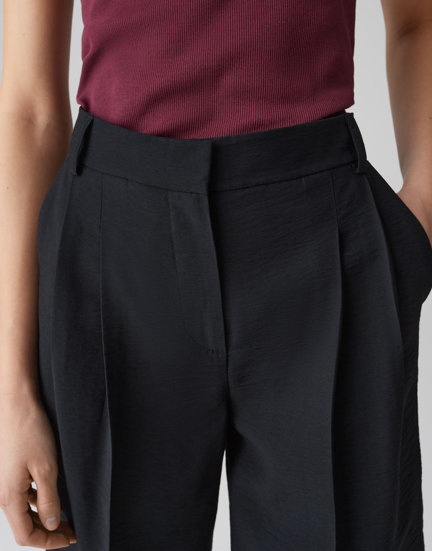 OPUS Damen Bermuda Maiga schwarz mit Bundfalten & weitem Bein