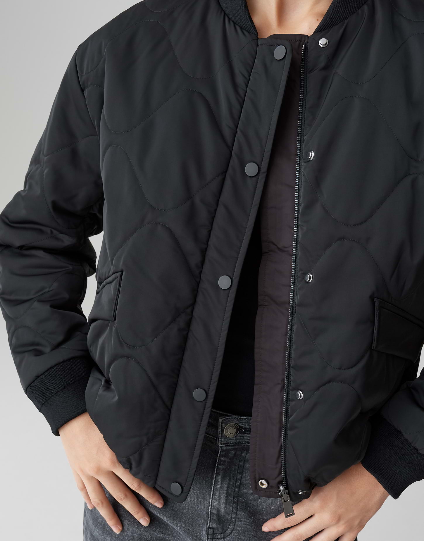 OPUS Damen Wendejacke Hailinu offwhite und schwarz mit Blousonkragen