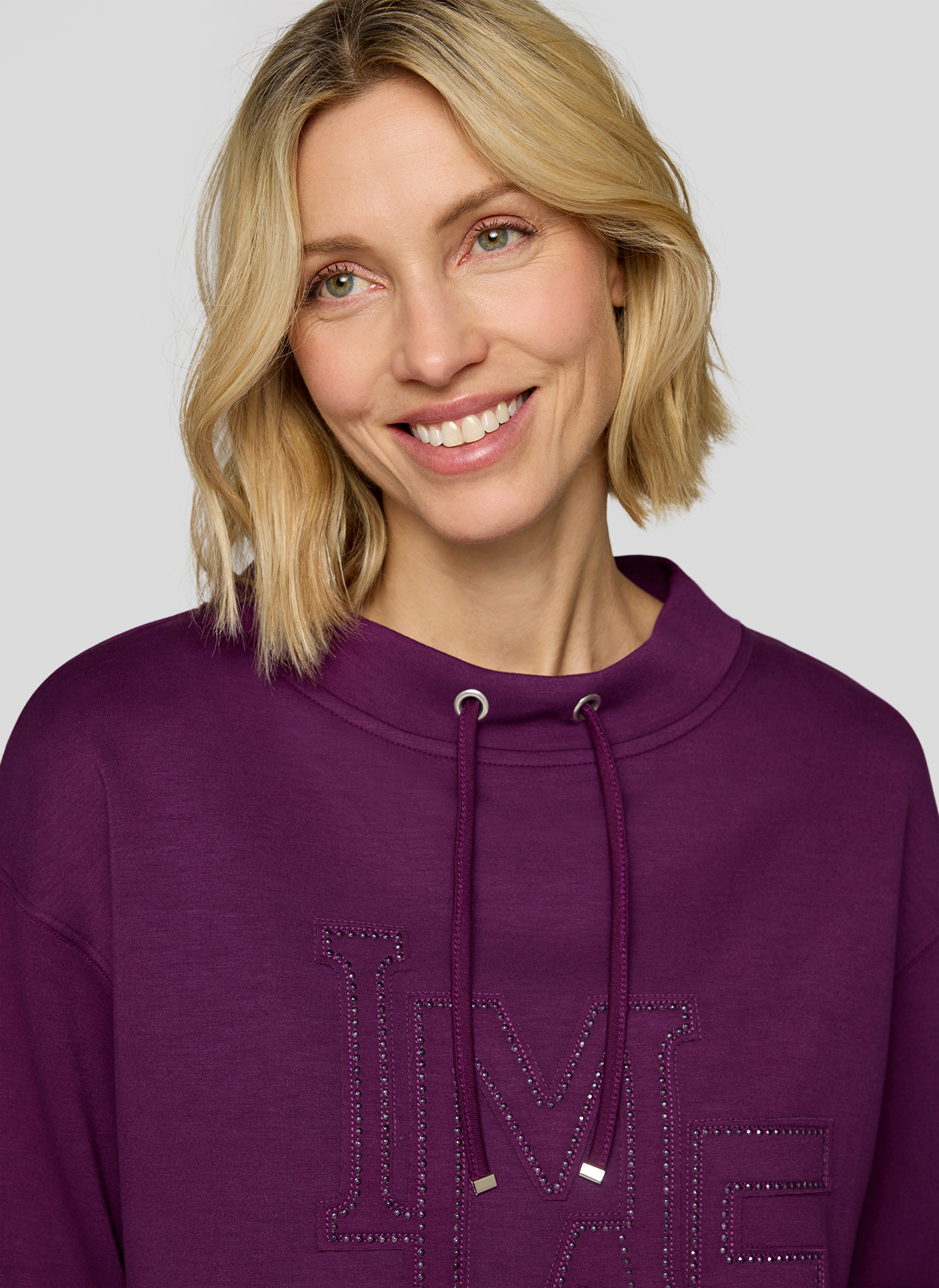 RABE Damen Sweatshirt in Lila mit Stehkragen und dekorativen Buchstaben