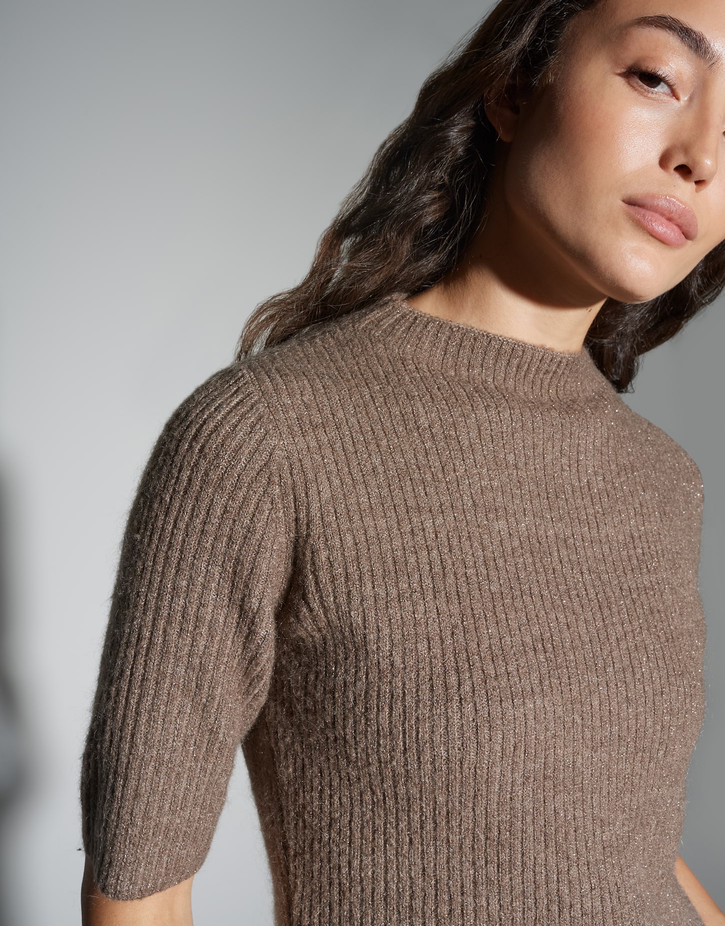 OPUS Damen Pullover Pedgi in Warm Taupe – eleganter Rippstrick mit Lurex und kurzem Arm