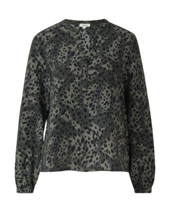 S.OLIVER Damen Bluse mit Leo-Print – feminine Langarmbluse aus weichem Viskosemix